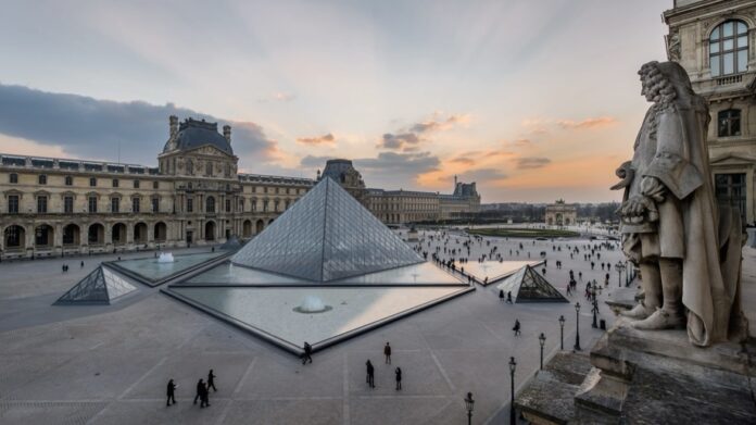 robaron-el-louvre-a-plena-luz-del-dia:-se-llevaron-joyas-de-napoleon-y-el-museo-esta-cerrado-al-publico
