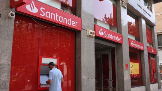 santander-juega-un-papel-clave-mientras-eeuu.-compra-pesos-argentinos-para-respaldar-a-milei