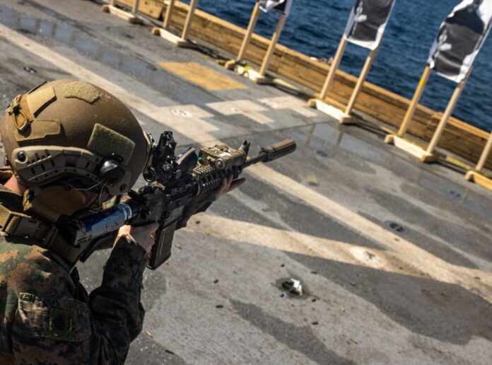 marines-de-ee-uu-realizaron-practicas-de-tiro-en-el-uss-san-antonio-desplegado-en-el-mar-caribe