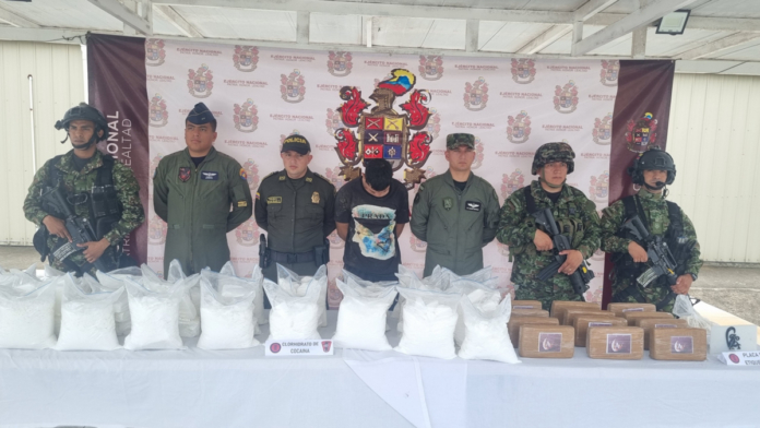 ejercitos-de-colombia-y-ecuador-destruyeron-en-tumaco,-narino,-un-laboratorio-con-casi-dos-toneladas-de-clorhidrato-de-cocaina.