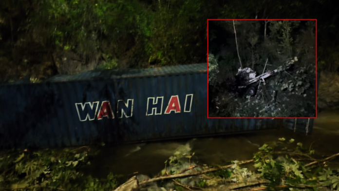 un-tractocamion-cayo-120-metros-al-vacio-en-la-via-entre-san-jeronimo-y-santa-fe-de-antioquia:-verifican-un-posible-microsueno;-el-conductor-fallecio