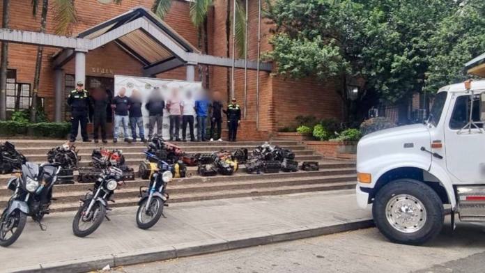 asi-fue-el-megaoperativo-contra-el-hurto-y-la-comercializacion-de-partes-robadas-de-vehiculos-en-medellin:-ocho-personas-fueron-capturadas