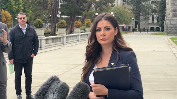 bc.-conservative-leader-faces-backlash-over-handling-of-mla’s-departure