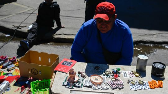 los-argentinos-pregonan-sus-pertenencias-en-su-lucha-por-llegar-a-fin-de-mes