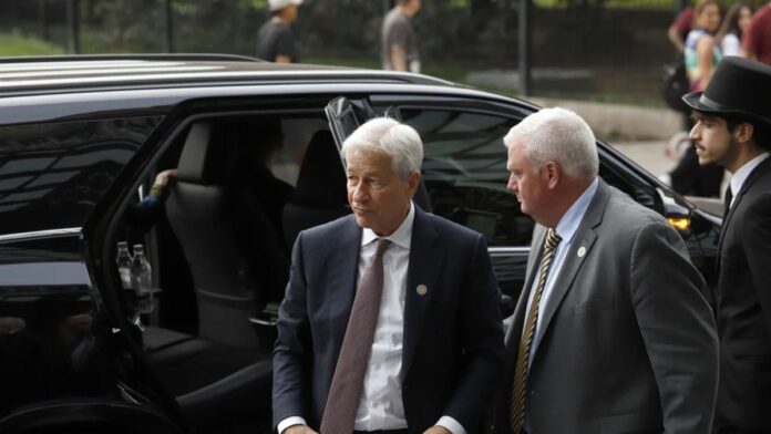 cumbre-financiera-en-el-teatro-colon:-el-ceo-de-jp.-morgan-reunio-a-banqueros-y-empresarios-argentinos