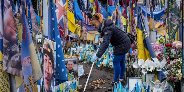a-kiev,-le-memorial-des-heros,-vitrine-de-la-guerre:-«-ce-lieu-porte-la-douleur-de-toute-l’ukraine-»