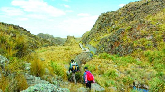 trekking-por-un-canal-perdido-en-las-sierras-de-san-luis