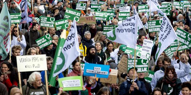 au-pays-bas,-des-dizaines-de-millers-de-manifestants-defilent-pour-le-climat-avant-les-elections-legislatives