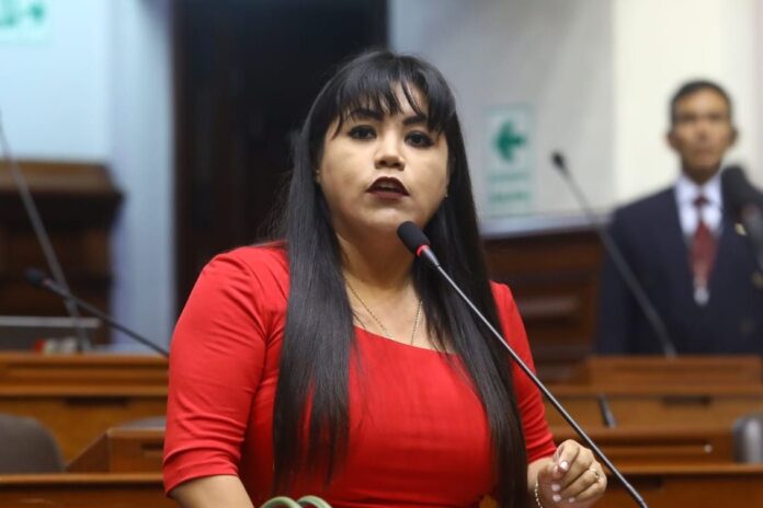 la-congresista-vivian-olivos-renuncia-a-la-bancada-de-fuerza-popular-por-“motivos-personales-y-de-conciencia”