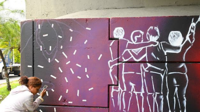 mural-con-colores-de-esperanza:-barra-del-america-de-cali-y-la-alcaldia-se-unieron-para-pintar-puente-con-mensajes-de-paz-e-identidad-calena