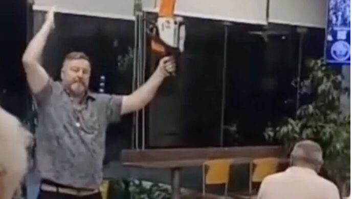 entro-con-una-motosierra-a-un-bar-para-festejar-la-victoria-de-la-libertad-avanza.