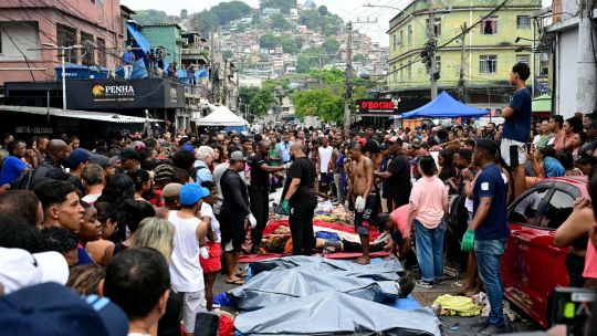 los-lugarenos-alinean-decenas-de-cadaveres-despues-de-una-mortal-operacion-policial-en-rio