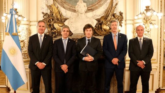 jp-morgan-en-el-poder:-seis-de-los-altos-funcionarios-de-milei-tienen-antecedentes-con-el-banco