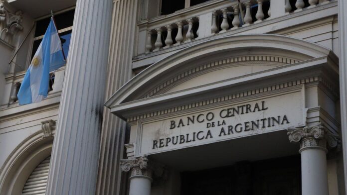 aflojan-torniquete-monetario-a-bancos:-bcra-flexibiliza-encajes-en-busca-de-frenar-la-montana-rusa-de-las-tasas