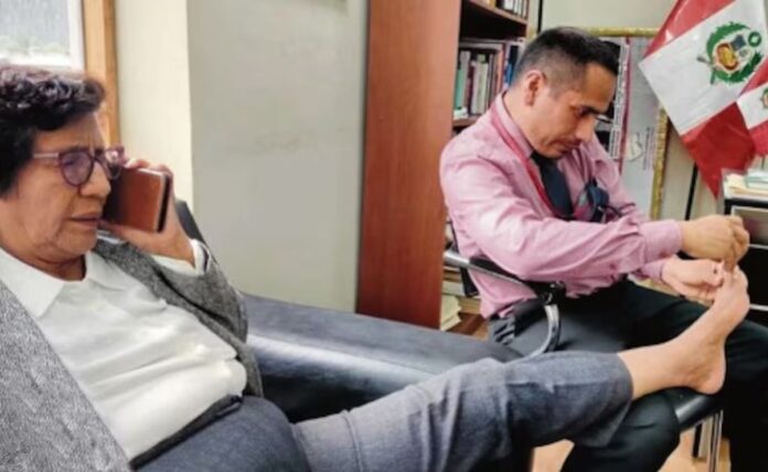 trabajador-de-lucinda-vasquez-que-le-corta-unas-intenta-justificar-accion:-“fue-un-tema-de-humanidad”