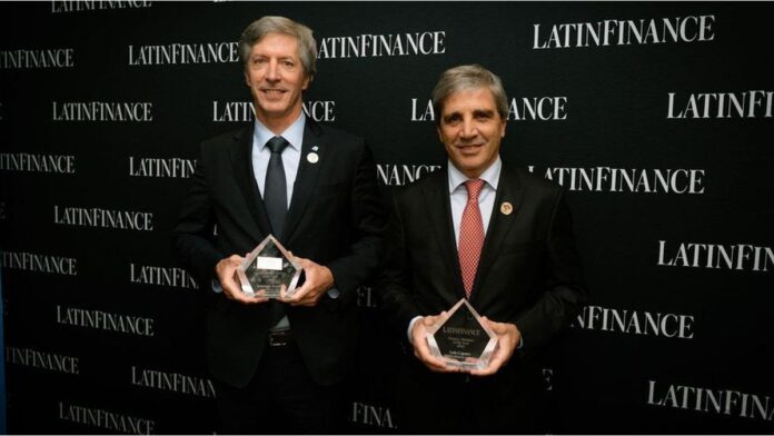 “toto”-bicampeon:-luis-caputo-volvio-a-recibir-el-premio-a-“ministro-del-ano”