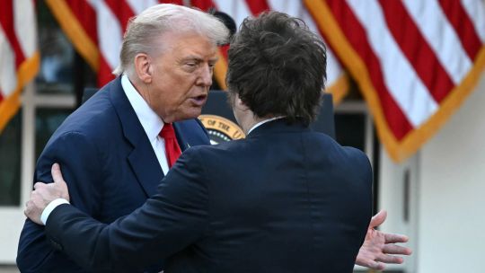 nueva-ayuda-de-estados-unidos-a-argentina-da-impulso-a-milei,-pero-la-amenaza-de-trump-genera-ira