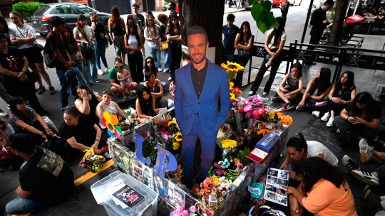 fanaticos-en-buenos-aires-recuerdan-al-fallecido-cantante-liam-payne,-a-un-ano-de-su-muerte