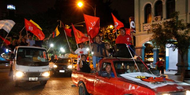 en-ecuador,-el-cheque-del-referendum-recogio-la-imagen-del-presidente-en-poigne-de-daniel-noboa.