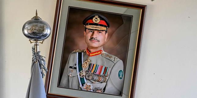 au-pakistan,-le-marechal-asim-munir,-chef-de-l’armee,-proche-des-pleins-pouvoirs