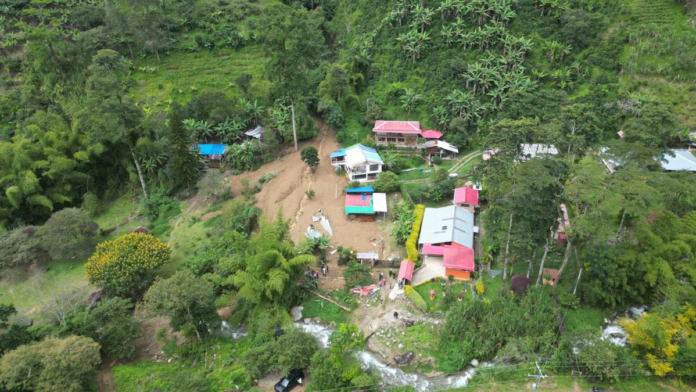 emergencias-por-lluvias-en-tolima:-pasos-arrastran-casas,-familias-son-evacuadas-y-cientos-de-afectados-en-ibague-y-venadillo-por-temporal