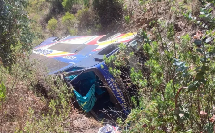bus-se-embarranca-en-la-via-nueva-cochabamba-–-santa-cruz