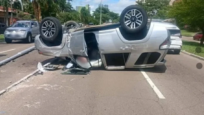 vehiculo-choca-contra-un-poste-cuatro-personas-resultan-heridas