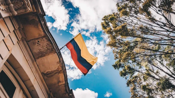 el-peso-se-recupera-hacia-los-3.800-mientras-la-candente-economia-colombiana-se-enfrenta-a-la-cautela-del-mercado