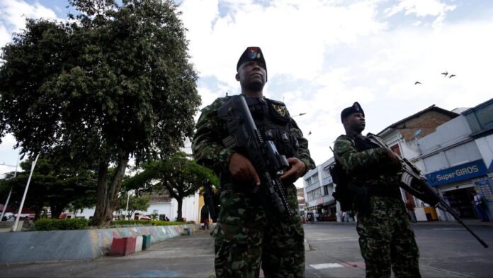 con-una-mejor-comunicacion-entre-municipios-buscan-fortalecer-la-seguridad-en-antioquia:-gobernacion-entrego-26-radios-a-la-red-de-apoyo-de-la-policia