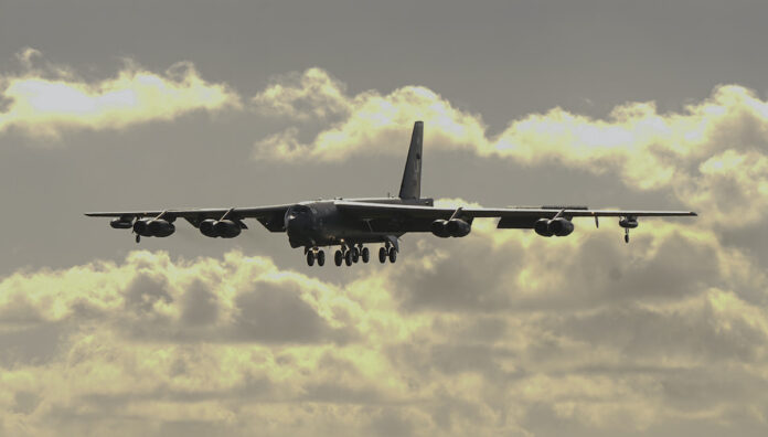 bombardero-estadounidense-b-52-sobrevolo-frente-a-las-costas-de-venezuela,-cerca-de-caracas