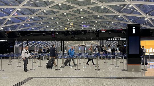 vuelos-diarios-a-dubai,-a-aruba-hasta-abril-y-asistencia-al-viajero-con-el-pasaje