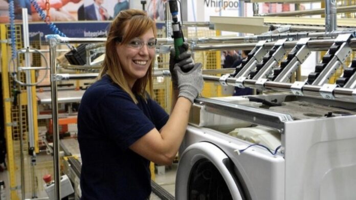 de-manera-sorpresiva-whirlpool-cerro-su-planta-de-pilar:-hay-cientos-de-trabajadores-despedidos
