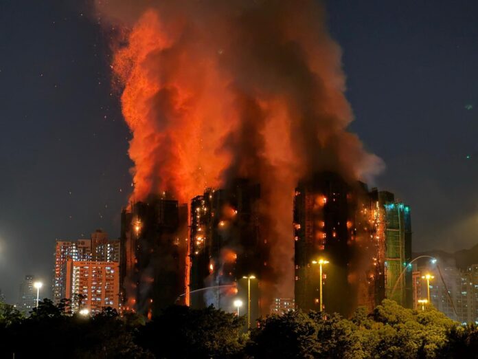 44-muertos,-cientos-de-desaparecidos-y-3-detenidos-por-incendio-en-complejo-residencial-en-hong-kong