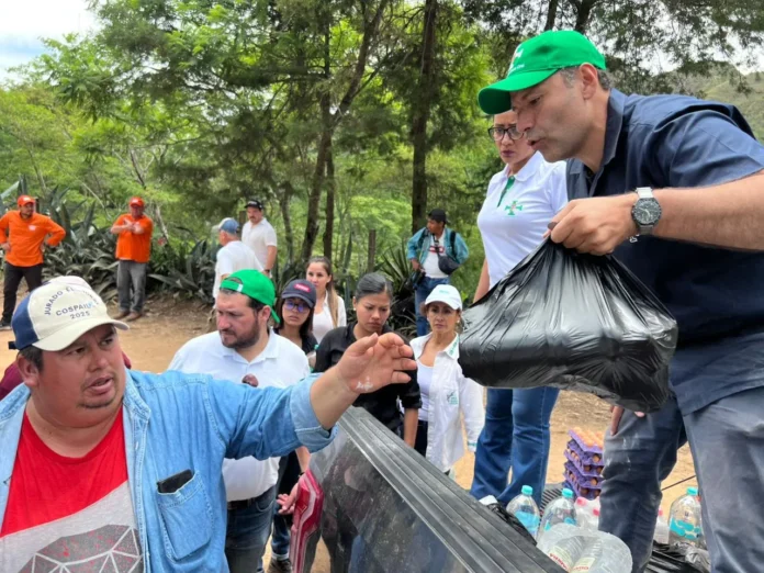 caravana-civica-lleva-20-toneladas-de-ayuda-a-achira-y-pajcha