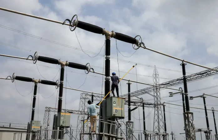 ecuador-obtiene-un-salvavidas-de-1.400-millones-de-dolares-para-reparar-su-red-electrica-y-calmar-sus-finanzas