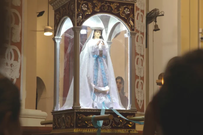 millas-de-fieles-visitan-a-la-virgen-de-cotoca-en-la-catedral