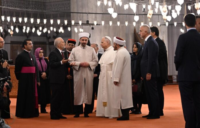 papa-leon-xiv-entro-a-la-mezquita-azul-en-estambul-y-rompio-la-tradicion-al-no-rezar