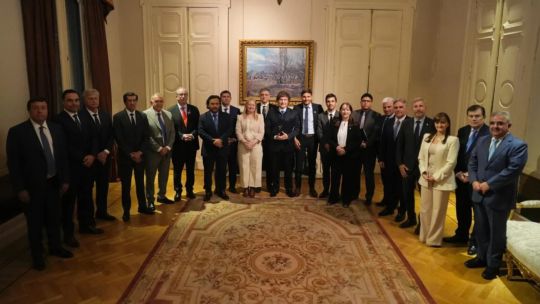 milei-se-reune-con-gobernadores-mientras-busca-conseguir-apoyo-para-impulsar-reformas
