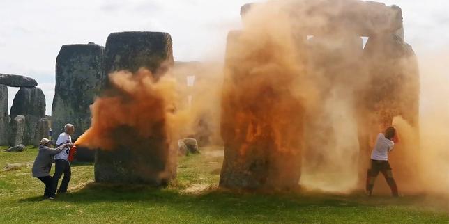 en-royaume-uni,-los-militantes-ecologistas-que-han-degradado-el-sitio-prehistorico-de-stonehenge-absueltos