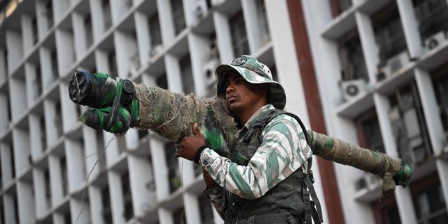 en-venezuela,-une-armee-affaiblie-alors-que-s’intensifie-la-pression-militaire-americaine