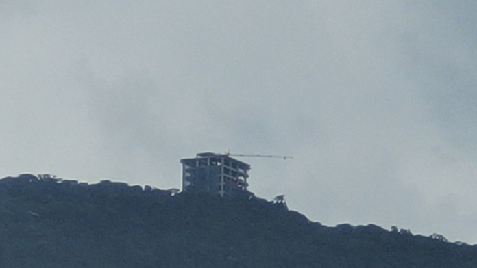 esta-es-la-construccion-en-lo-alto-de-una-montana-el-expresidente-uribe-le-pidio-frenar-al-gobernador-de-antioquia