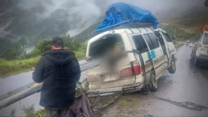 minibus-choca-contra-barrera-y-deja-al-menos-tres-muertos