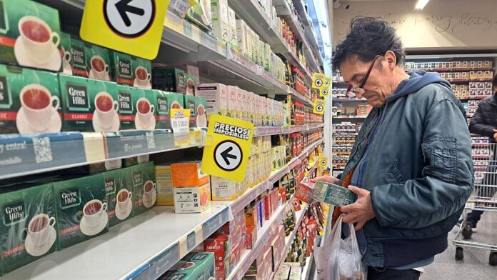 inflacion:-consultoras-preven-una-nueva-alza-en-octubre,-superando-otra-vez-el-2%