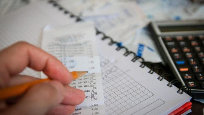 ponelos-en-practica:-cuatro-habitos-efectivos-que-pueden-ayudarte-a-ahorrar-en-dolares