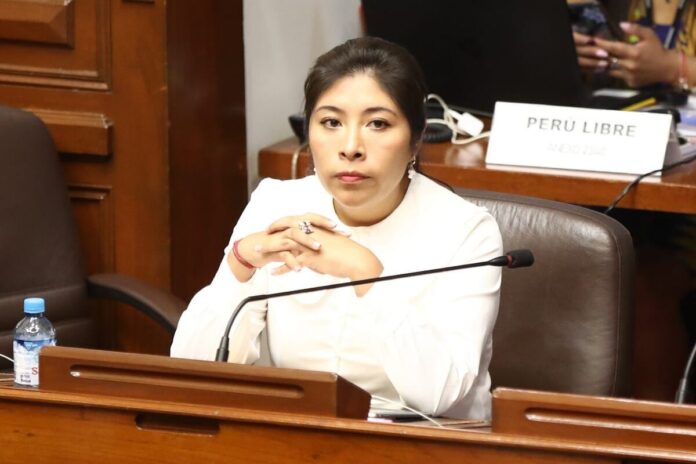 betssy-chavez:-sala-rechaza-declararla-reo-contumaz-y-dispone-que-siga-el-juicio-por-golpe-de-estado