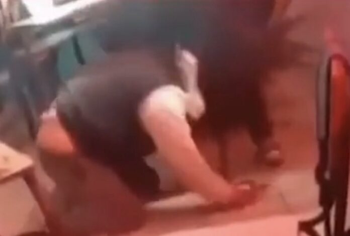 mujer-irrumpio-en-un-colegio-y-ataco-a-cadenazos-a-una-adolescente-que-discutio-con-su-hija.