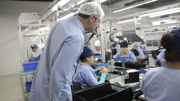 de-competir-por-carrefour-a-apostar-por-un-fuerte-ajuste:-gigante-de-la-electronica-activa-ola-de-despidos