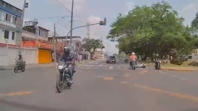video-|-asi-fue-el-accidente-de-motociclista-que-se-movilizo-por-el-sur-de-cali:-choco-con-otro-motorizado,-atropello-a-un-peaton-y-cayo-en-un-cano.