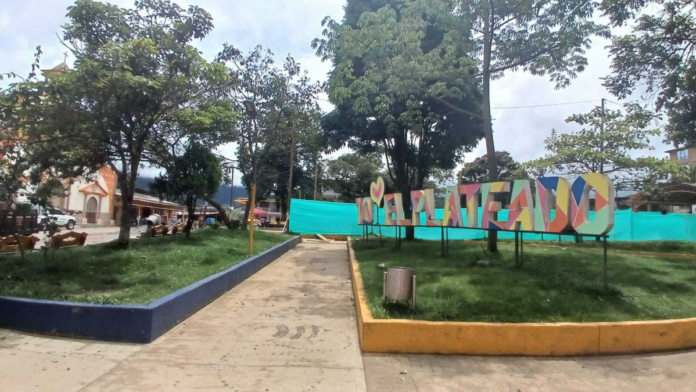 canta-en-medio-de-la-violencia-y-las-balas:-la-historia-de-campesino-que-camina-por-el-plateado,-azotado-por-la-guerra,-entonando-letras-de-amor-y-paz.
