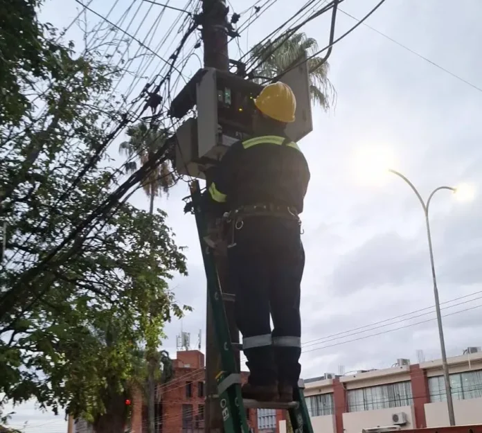 por-lluvias,-se-retrasa-el-encendido-de-luminarias-en-la-ciudad